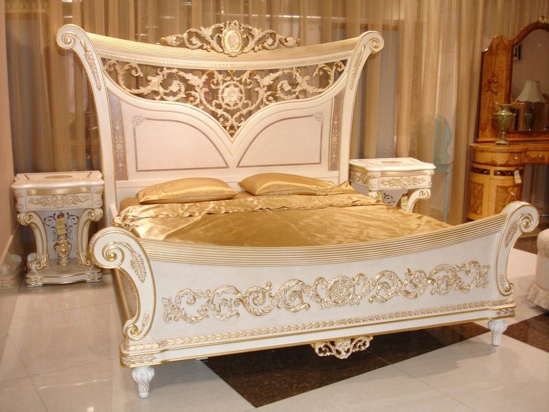 Кровати в классическом стиле из массива.